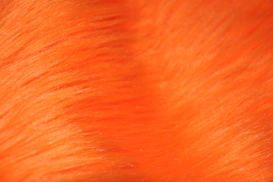オレンジ色150cmの長い毛ののどの毛皮ののどFoxの生地は、あなたの人格をあなたのスペースを際立たせる展示し、